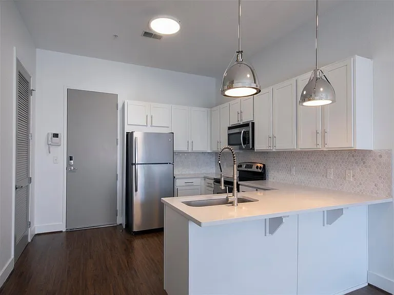 Rise Lakeview — Photo 3