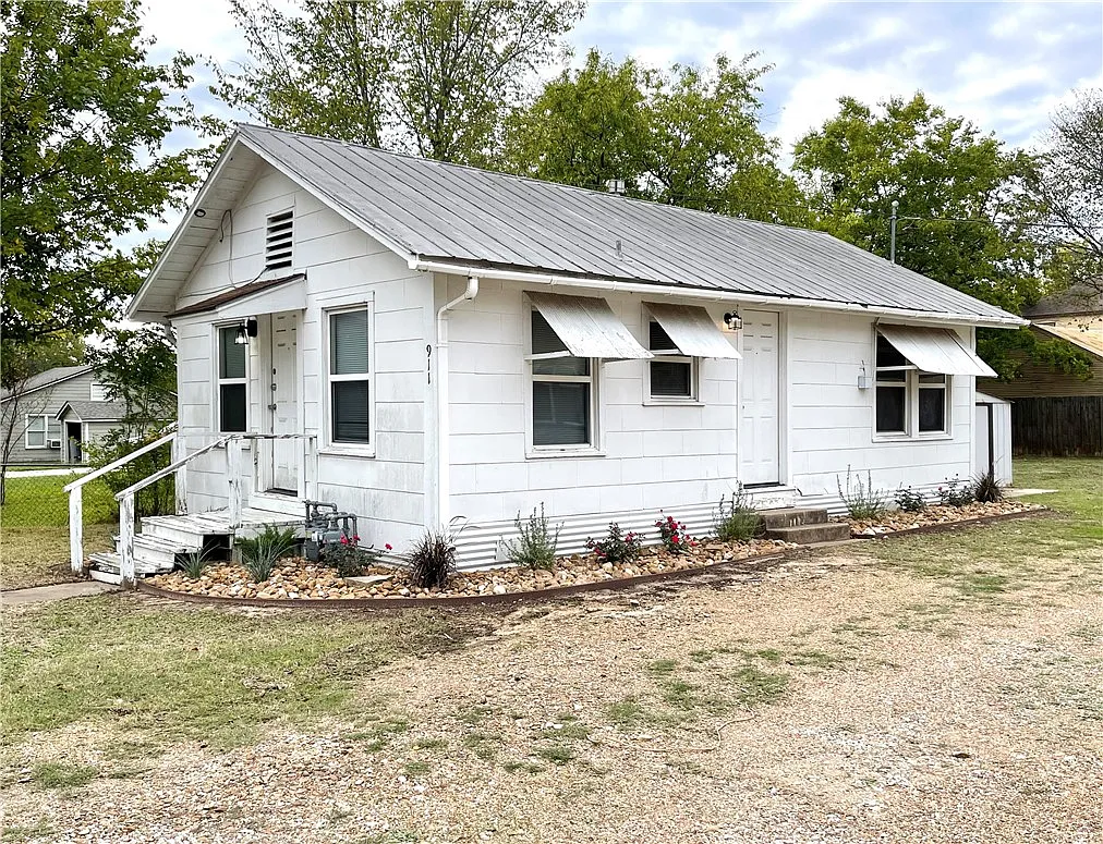 1 bed, 1.0 bath, 558 sqft, $987 — Photo 1