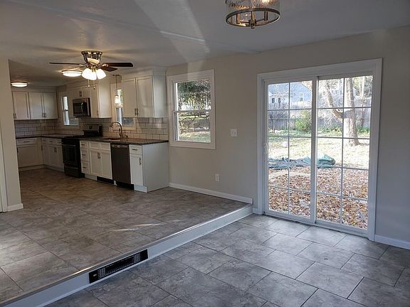 3rd image of 18 Breckwood Cir