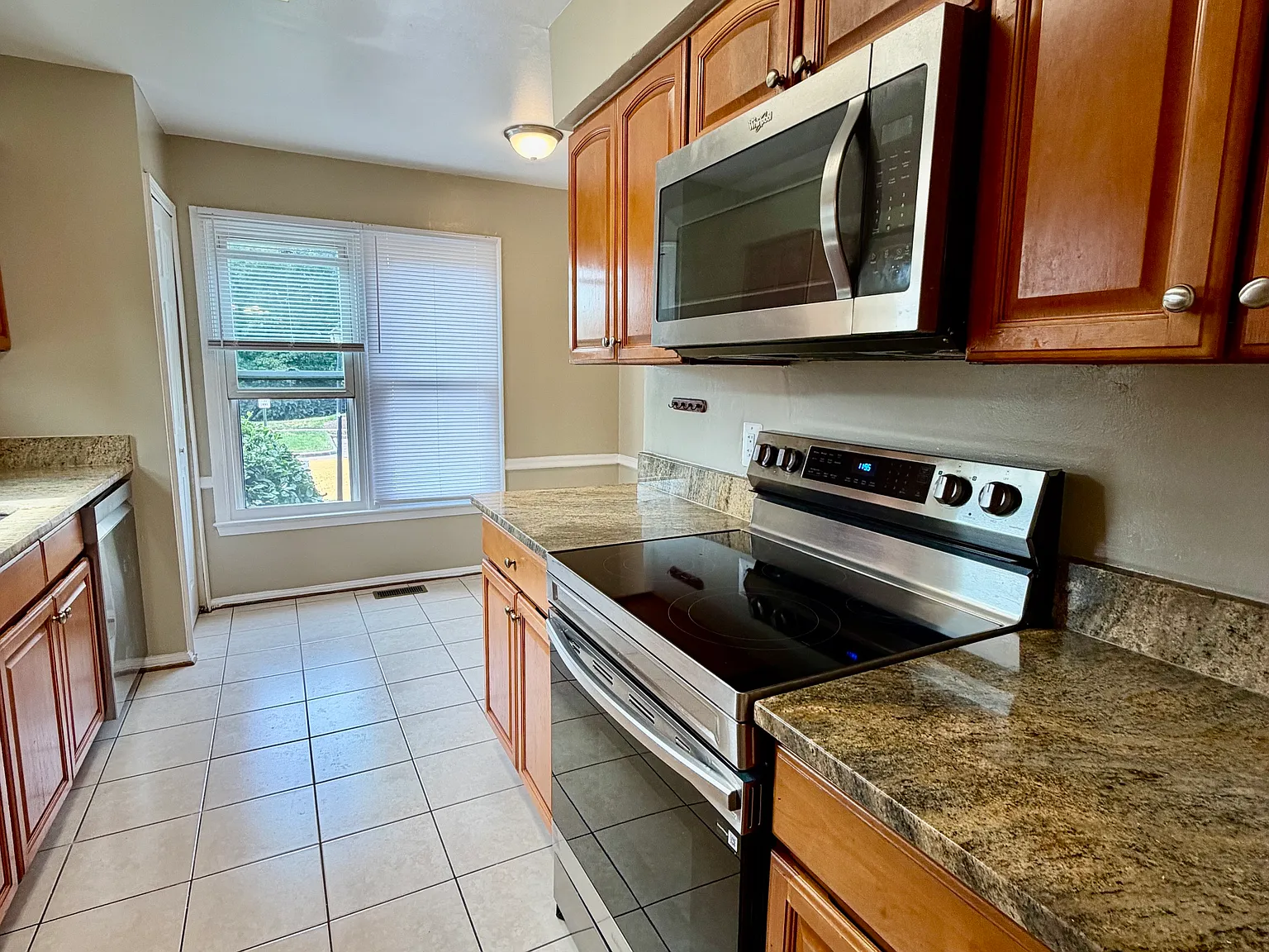 4 bed, 2.5 bath, 1600 sqft, $2,600 — Photo 4