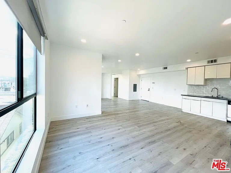 14612 Calvert St #404 — Photo 10
