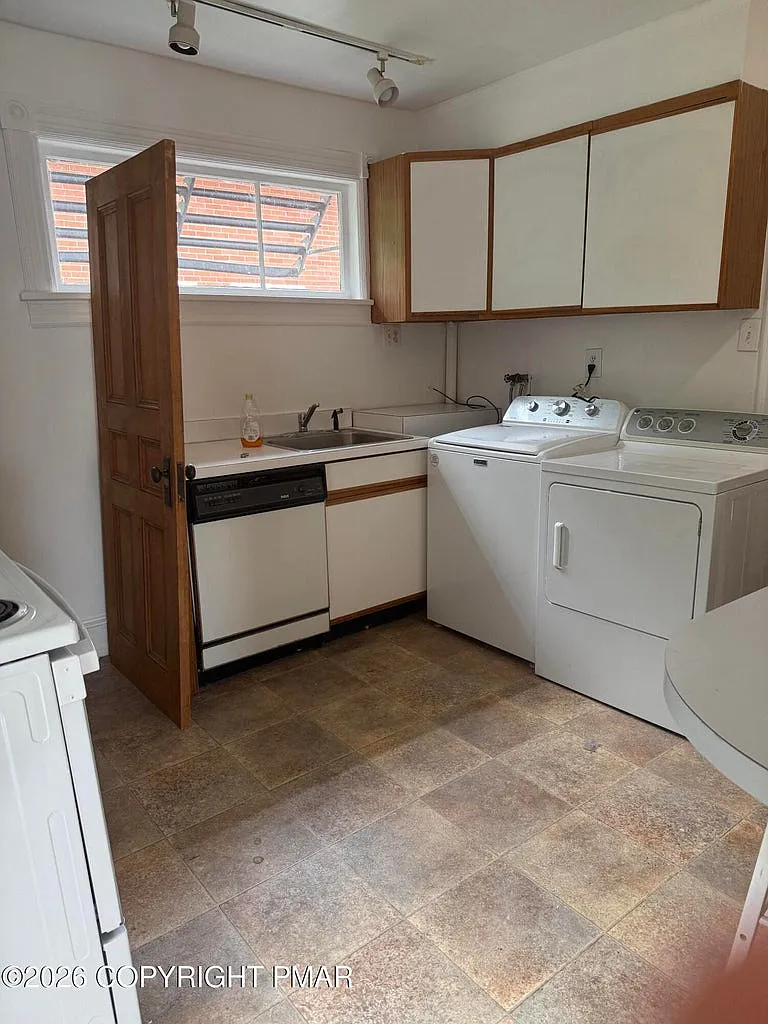 3 bed, 1354 sqft, $2,000 — Photo 2
