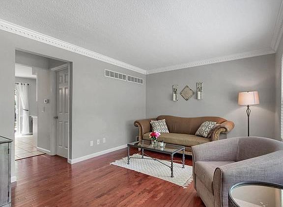 4th image of 444 Colony Woods Dr