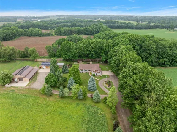 805 W Moore Rd, Grant, MI 49327