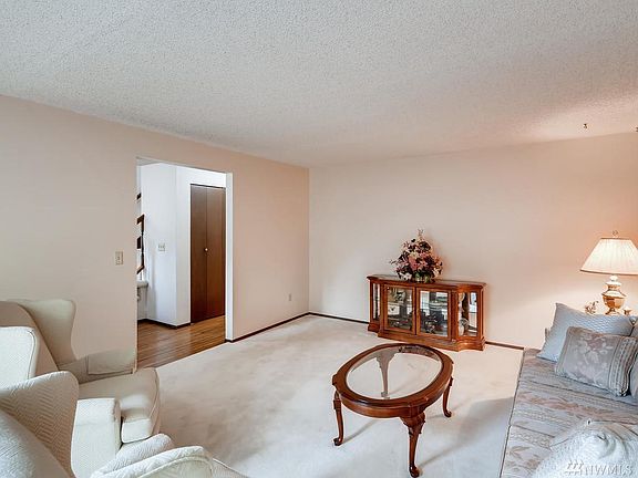 From the formal living room you will see the beautiful hardwood floor entry which extends through the main floor hallways.
