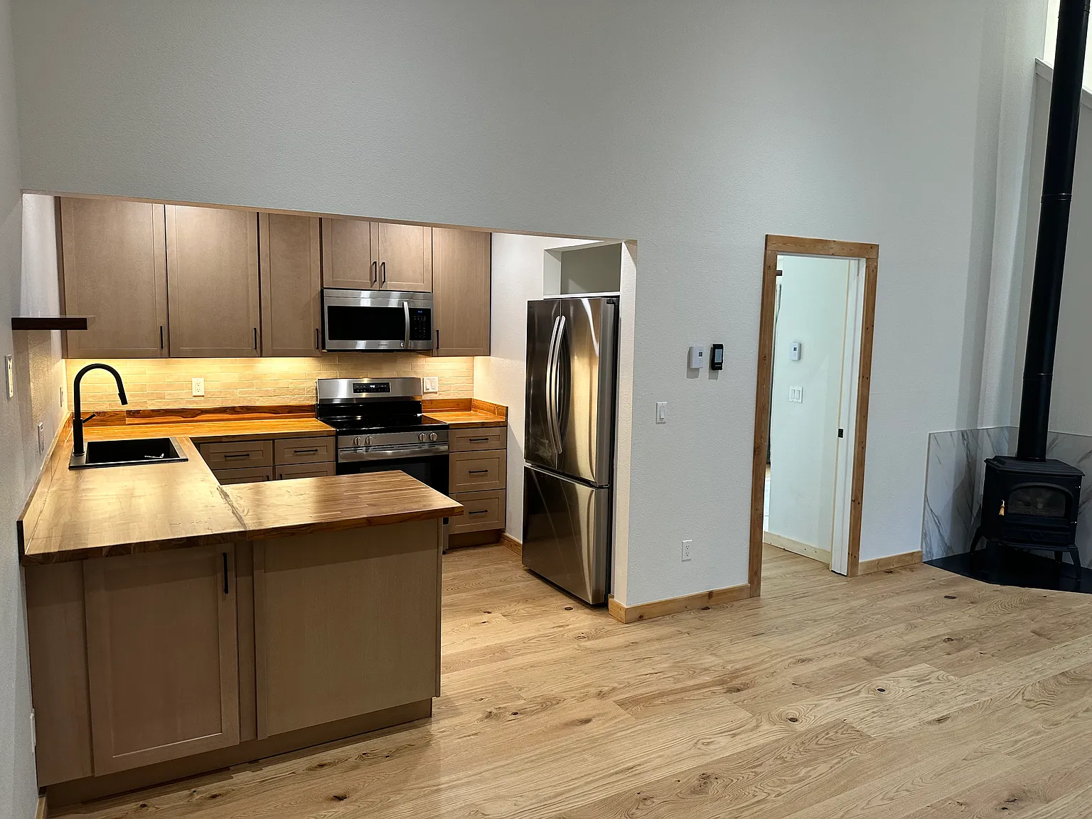 2 bed, 960 sqft, $3,200 — Photo 3