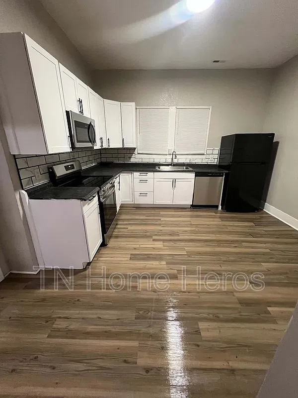 3 bed, 1.0 bath, 1204 sqft, $1,800 — Photo 2