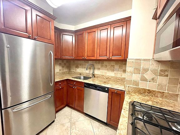 3rd image of 220 Manhattan Ave APT 1L