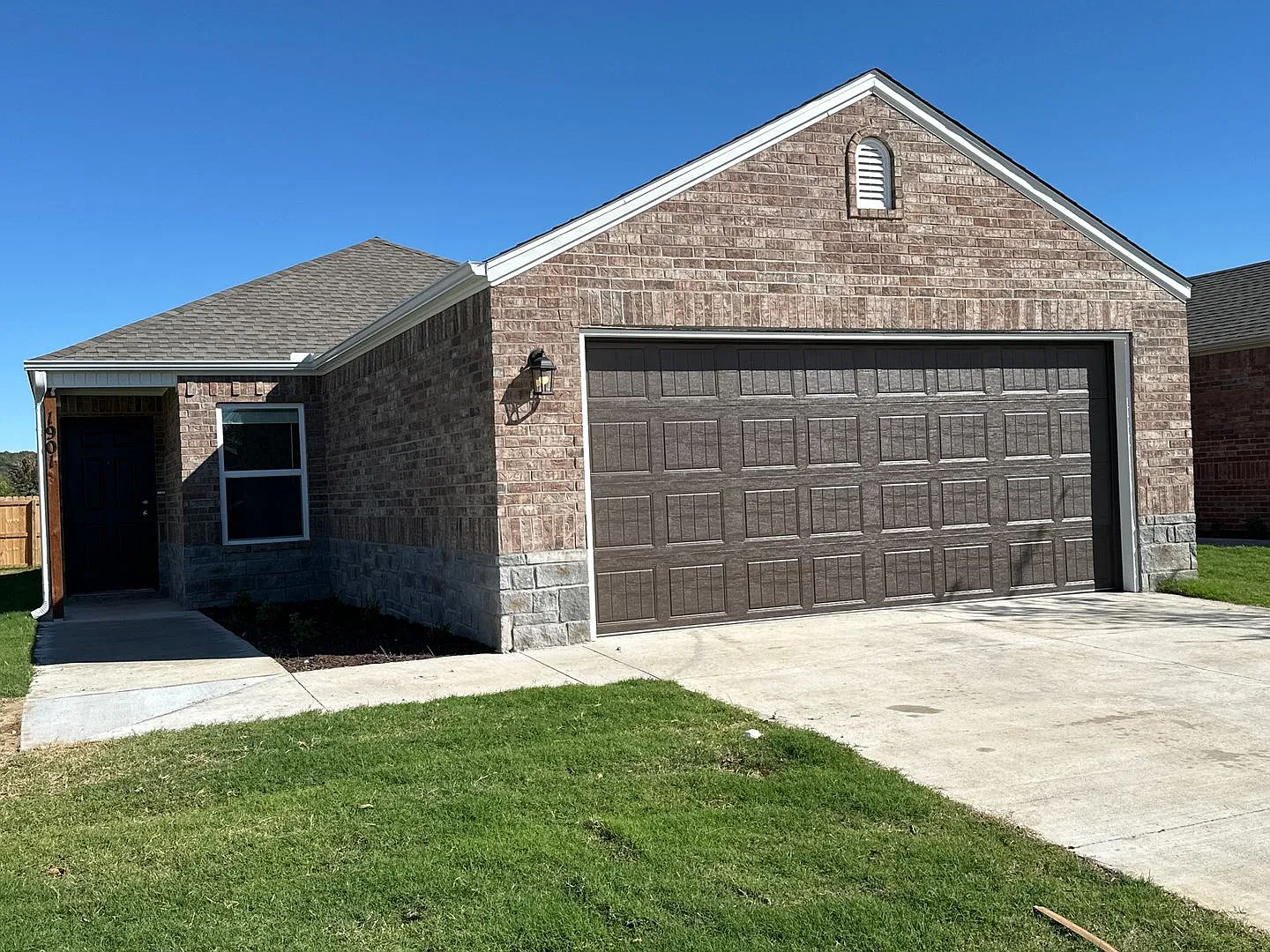 Pre-Leasing Now! Charming Pet-Friendly 3-Bedroom Home with 2 Baths in Barberry Court — Photo 3