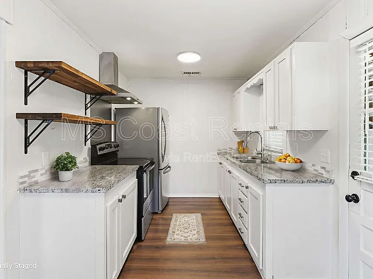 20 Martha Ave — Photo 8