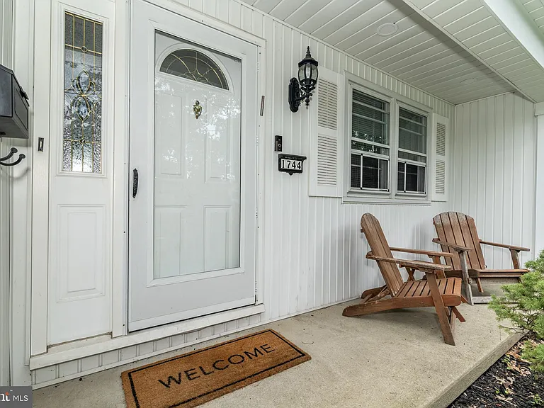 1744 Lark Ln — Photo 4