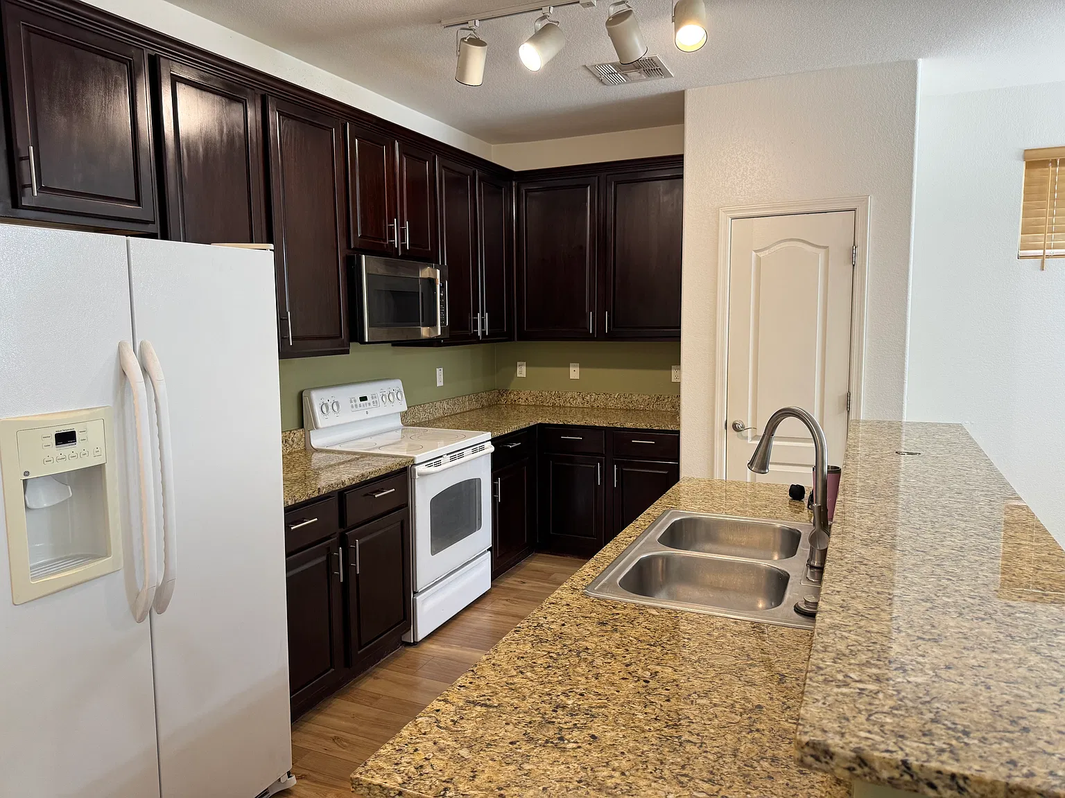 3 bed, 1398 sqft, $2,050 — Photo 3