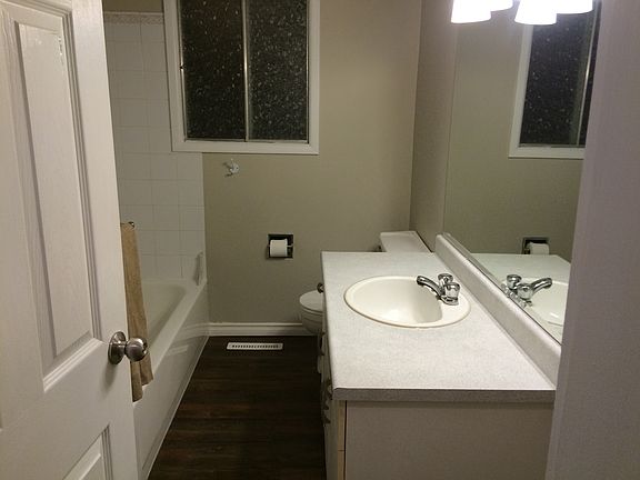 9440 - 57 Street Main Bath_01172017