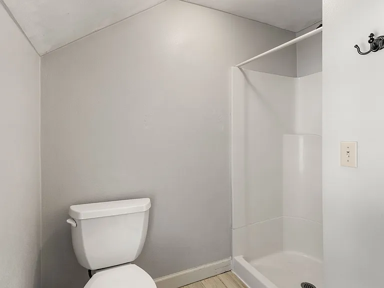 820 W 4th St — Photo 21