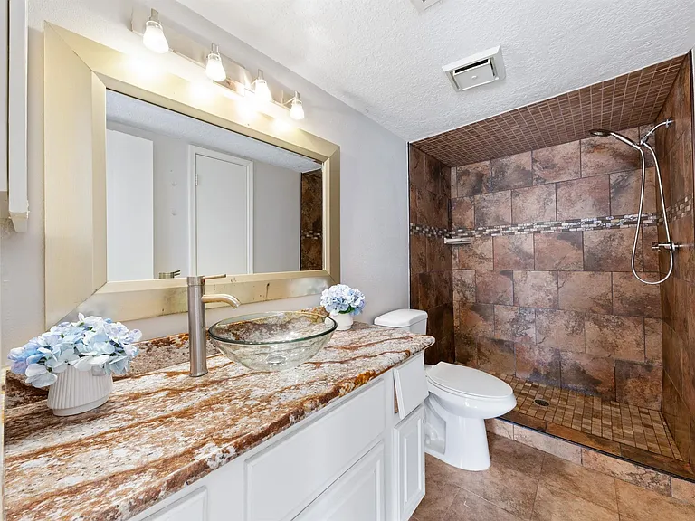 7700 Creekbend Dr #30 — Photo 17