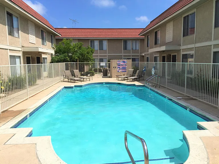 La Costa Apartments — Photo 4