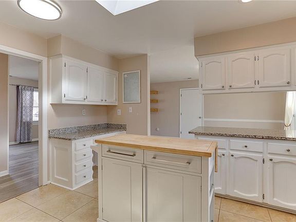 4th image of 829 Arondale Cres