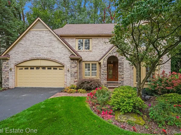 6021 Beachwood Dr, West Bloomfield, MI 48324