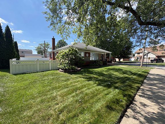 3rd image of 8908 Fox Ave