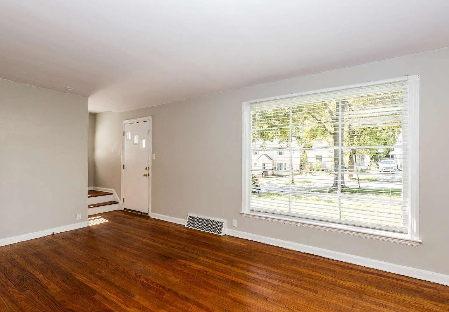 3 bed, 1.0 bath, 1430 sqft, $1,300 — Photo 2