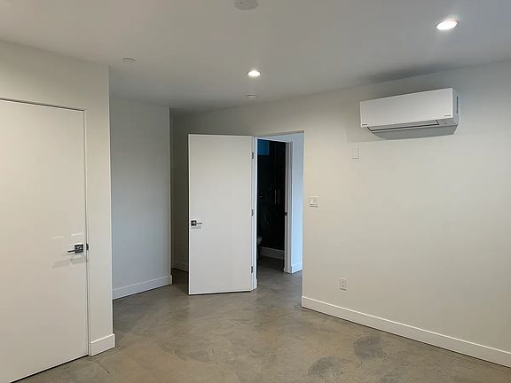 4th image of 4576 Twining St #4576