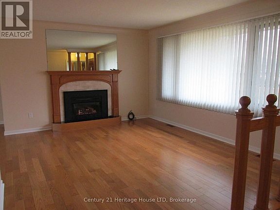 3rd image of 6 E Hampton Rd