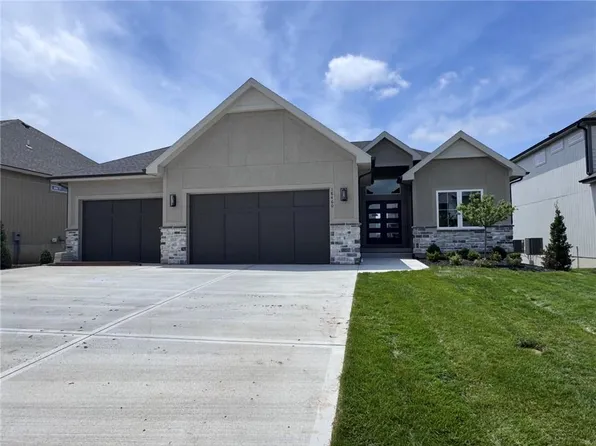 18460 Pawnee Ln, Overland Park, KS 66085