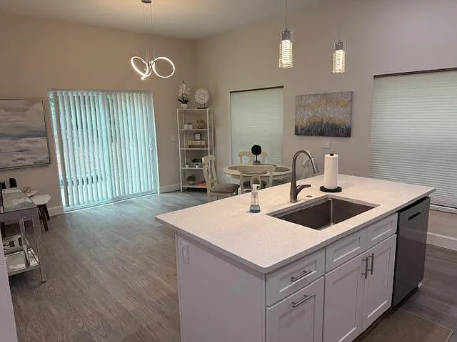 4 bed, 2.5 bath, 2200 sqft, $832 — Photo 4