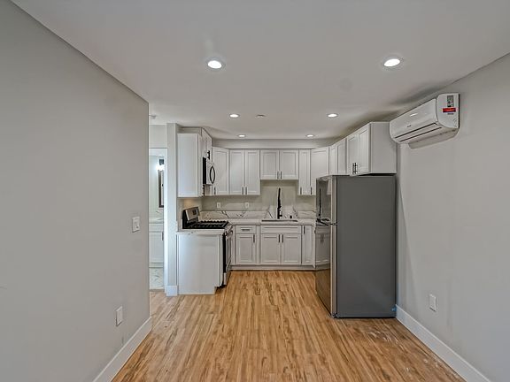 4th image of 1923 Vanderbilt Ln #H