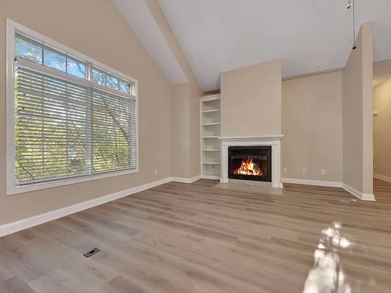 807 E Main St — Photo 11