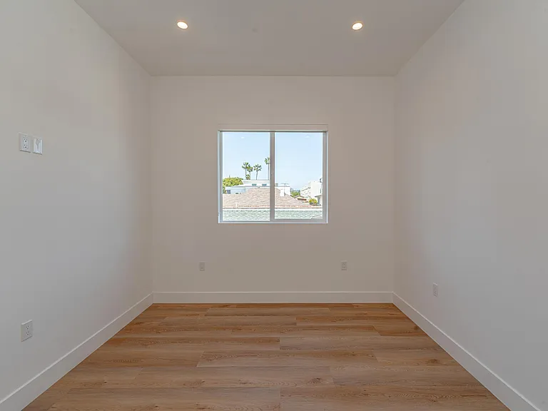 614 1/2 N Rampart Blvd — Photo 28