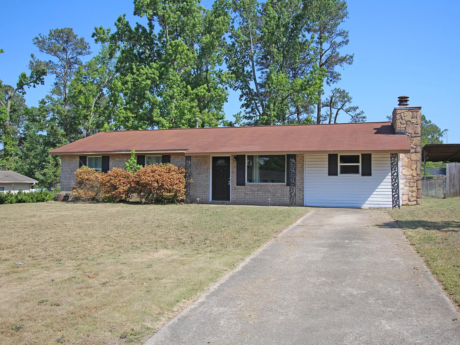 3 bed, 1.5 bath, 1256 sqft, $1,575 — Photo 1