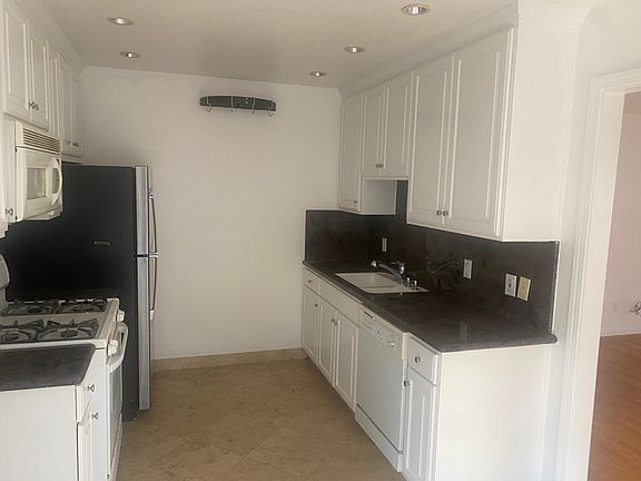 2nd image of 852 Park Dr APT B