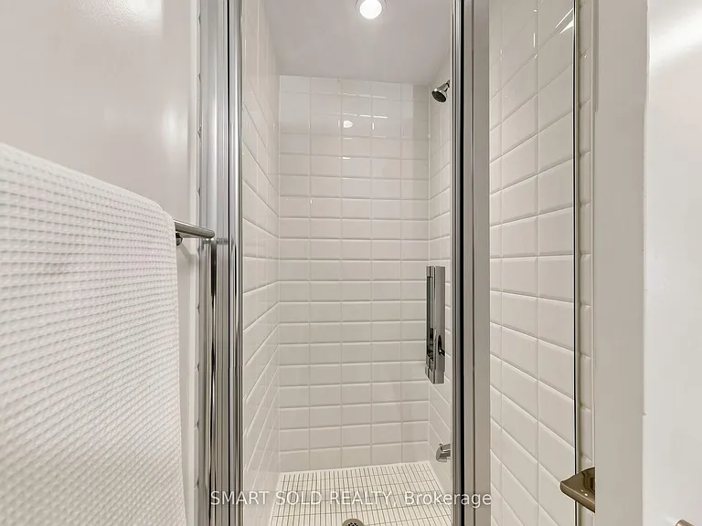 203 College St #1405 — Photo 29