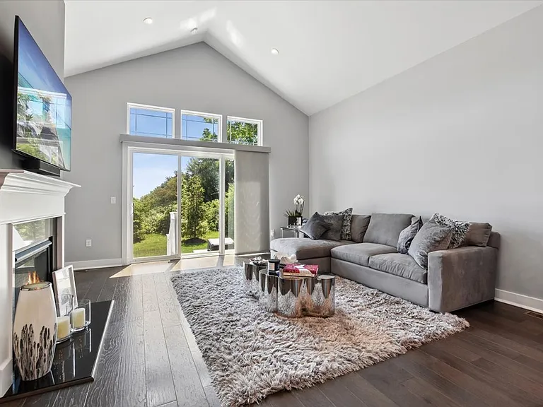 Living Room/alternate view