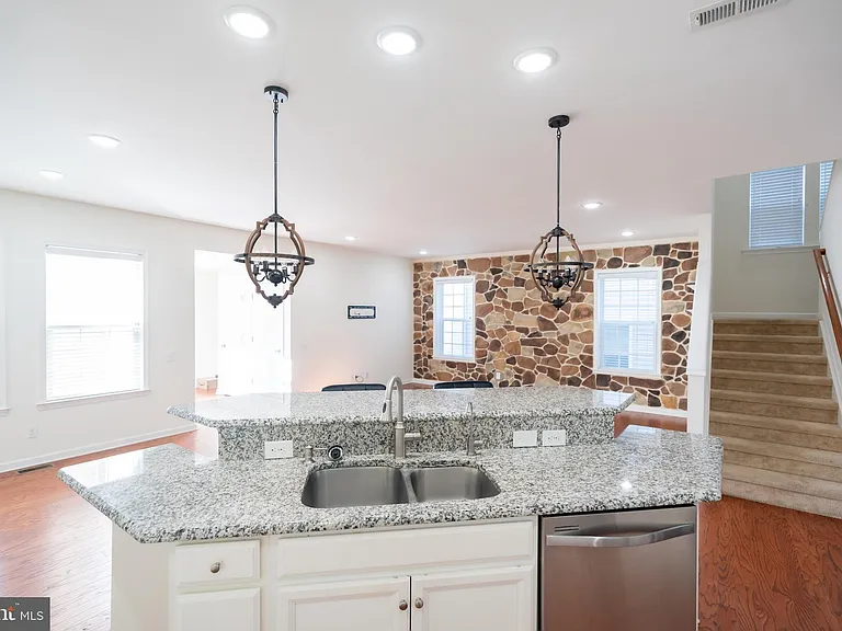 610 Kent Ct — Photo 7