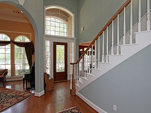 Open entryway/foyer