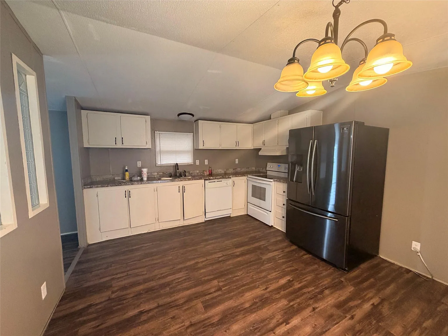 3 bed, 2.0 bath, 1216 sqft, $1,275 — Photo 2