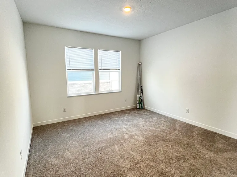 2725 Linwood Ave — Photo 5