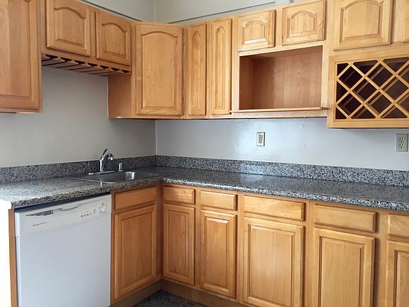 4th image of 870 Oak St APT 3