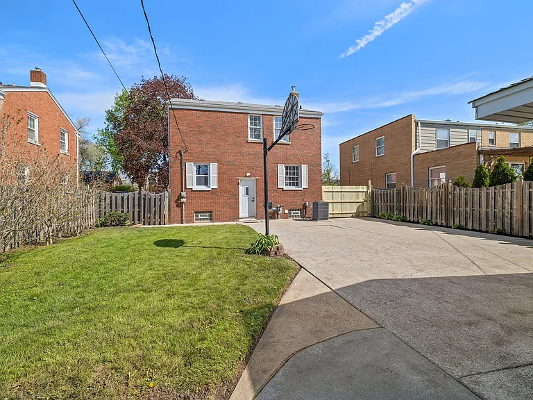 248 Adelaide Pl — Photo 22