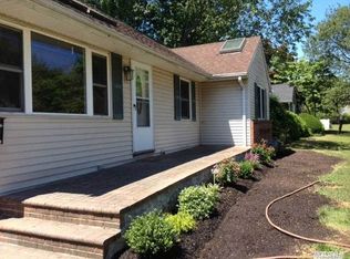 726 Woodside Dr, Wantagh, NY 11793