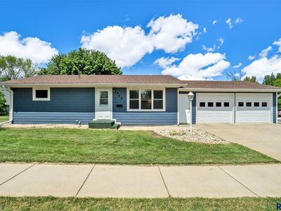 906 NW 7th St, Madison, SD, 57042