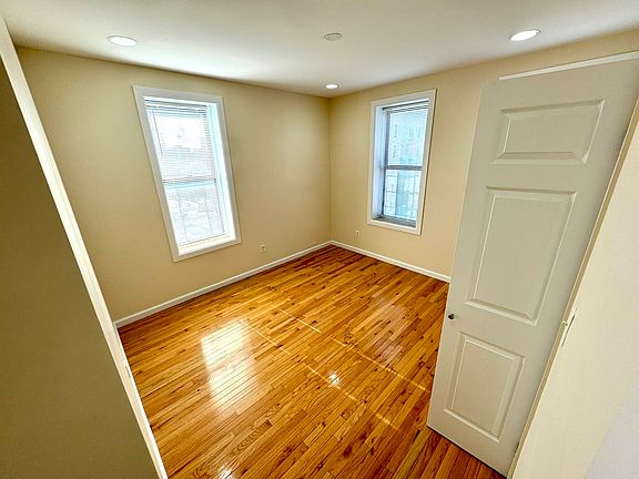 5th image of 2350 Creston Ave #16