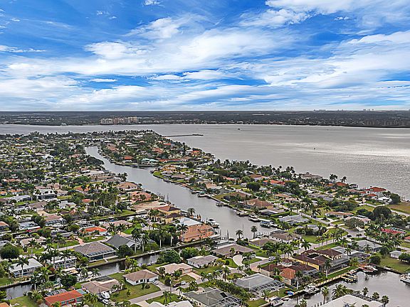 Yacht Club is close by.