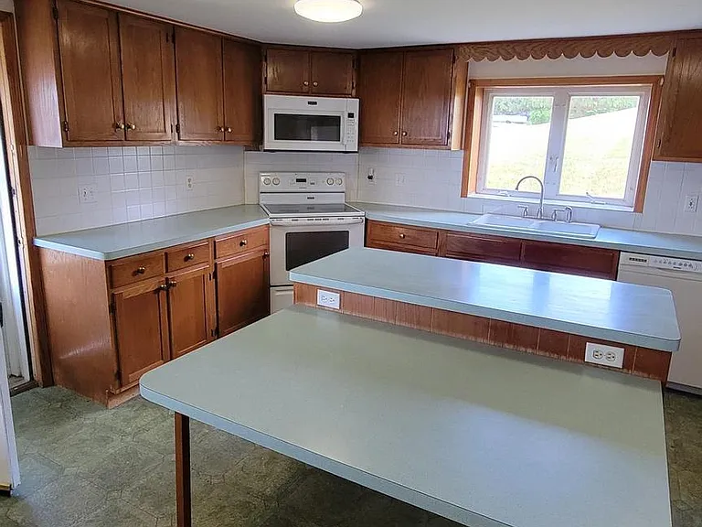 9 School House Rd — Photo 2