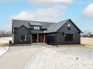 1 Country Club Ct, Leclaire, IA 52753