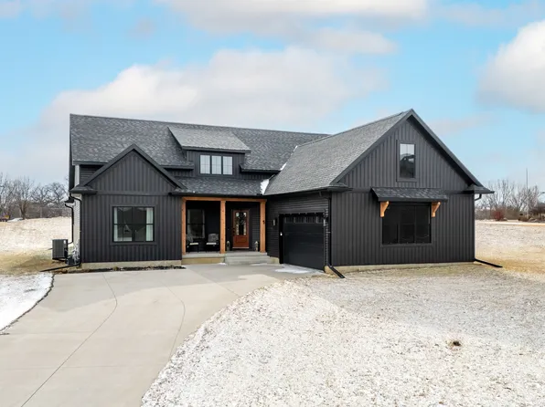 1 Country Club Ct, Leclaire, IA 52753