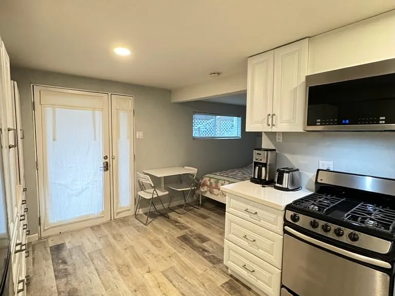 821 W Olive St #C — Photo 3