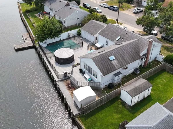 2287 Townsend Road, Seaford, NY 11783